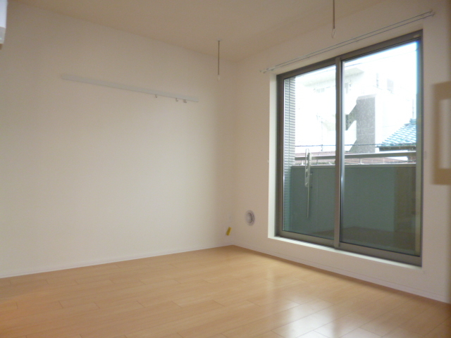 居室・リビング　★フローリング６．４帖洋室★