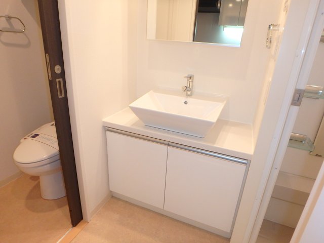 洗面設備　別部屋参考写真です