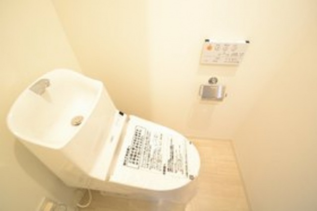 トイレ　※同タイプ他室反転参考画像
