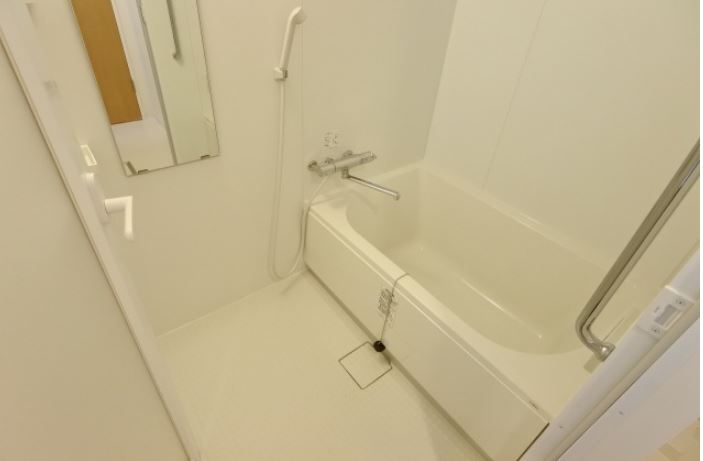 バス・シャワールーム　清潔感のあるバスルームです。