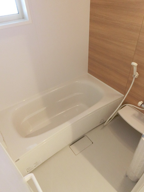 バス・シャワールーム　１坪サイズのお風呂で足を伸ばしてご入浴。