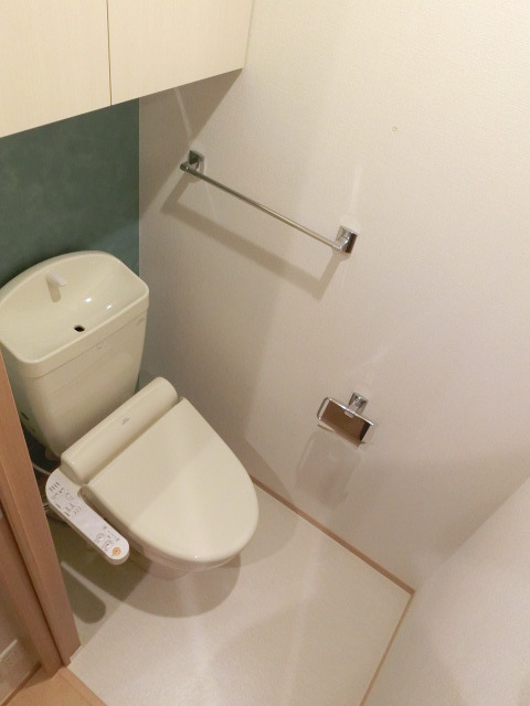 トイレ　ウォシュレット完備のトイレですよ。