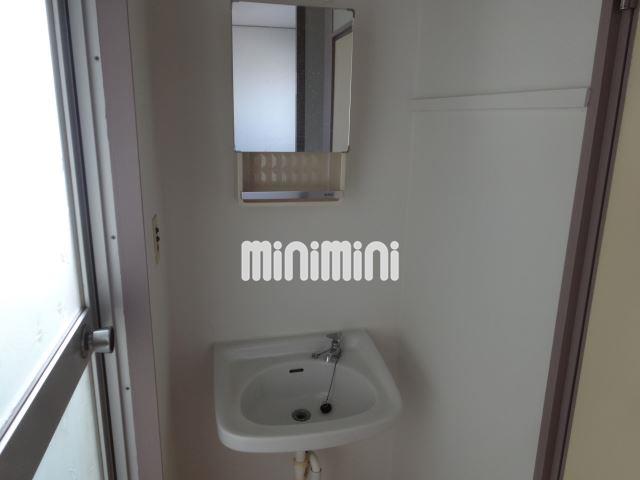 洗面設備　きれいな洗面台です。