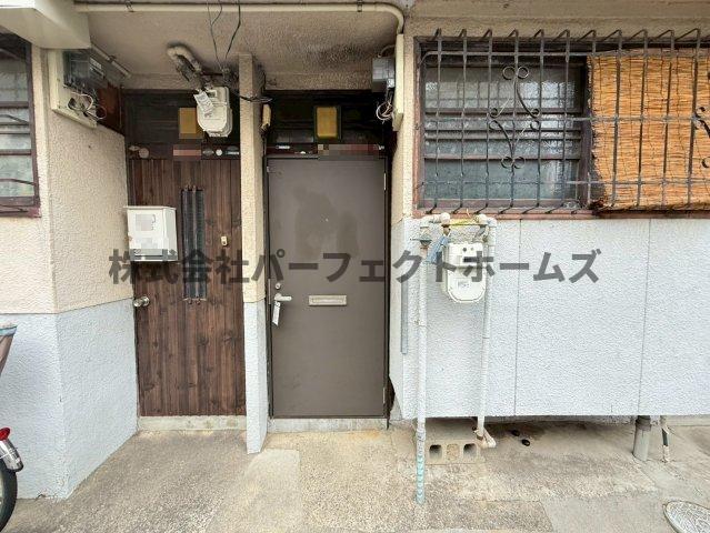 その他　外側からみた玄関です