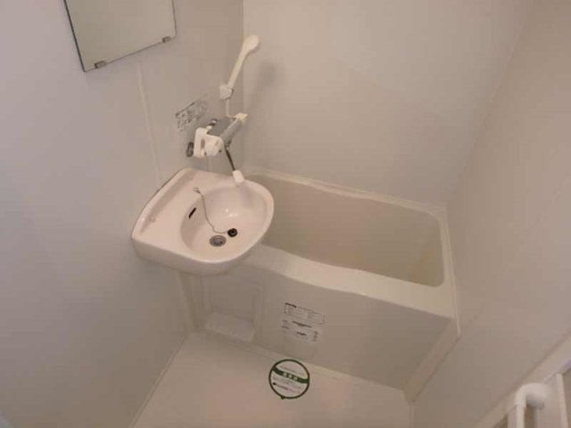 バス・シャワールーム　コンパクトで使いやすいお風呂です