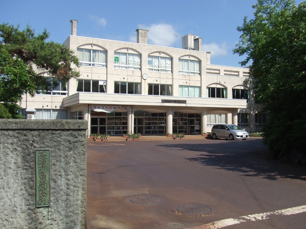 小学校　長岡市立川崎小学校（小学校）まで586m