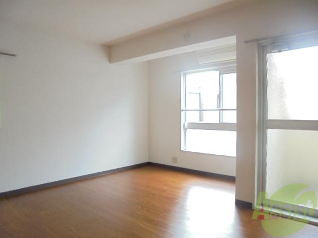 居室・リビング　こちらのお部屋で、くつろいでくださいね