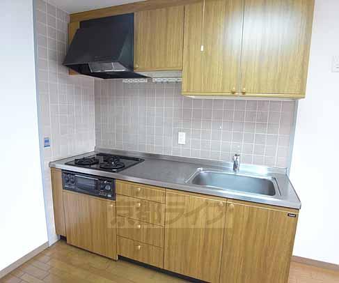 キッチン　３口ガスコンロのシステムキッチンです。