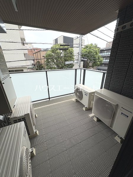 バルコニー　とても広いベランダで、洗濯物もたくさん干せます