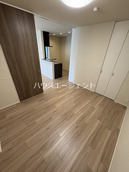 その他部屋・スペース　リビングの隣の洋室です。朝から日当りの良いお部屋ですよ