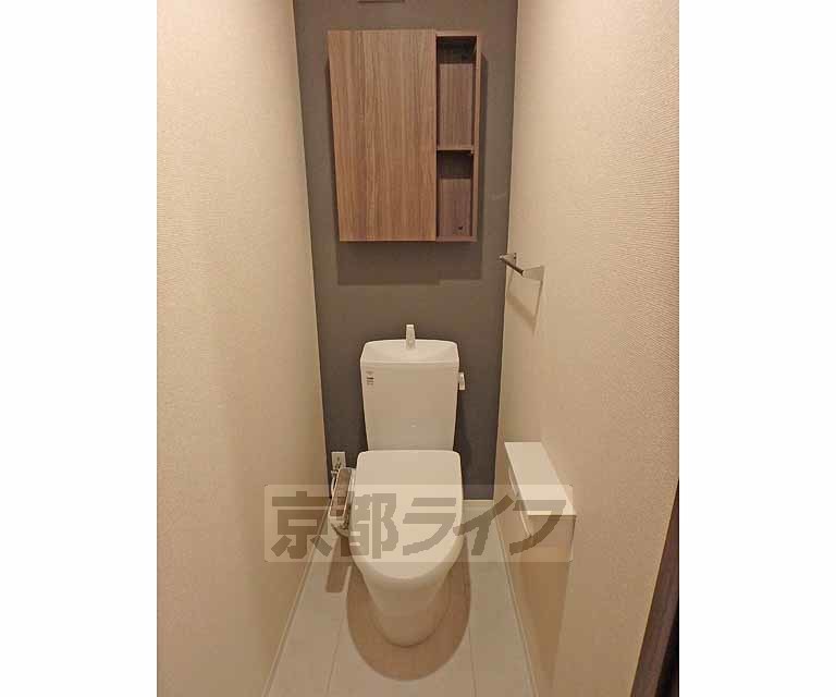 トイレ　洗浄機能付きトイレです。２連ホルダーに小物収納棚付きで...