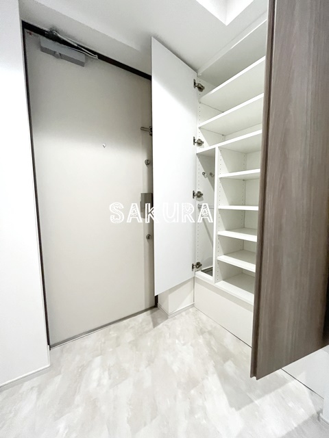 玄関　収納豊富なシューズボックスです♪