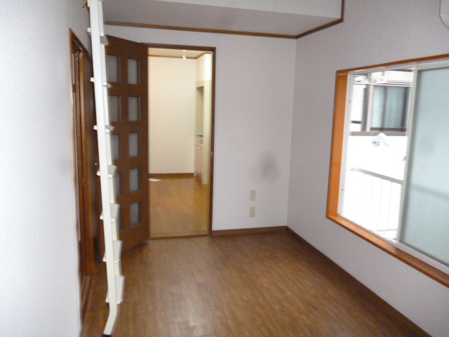 セキュリティ　奥はダイニング