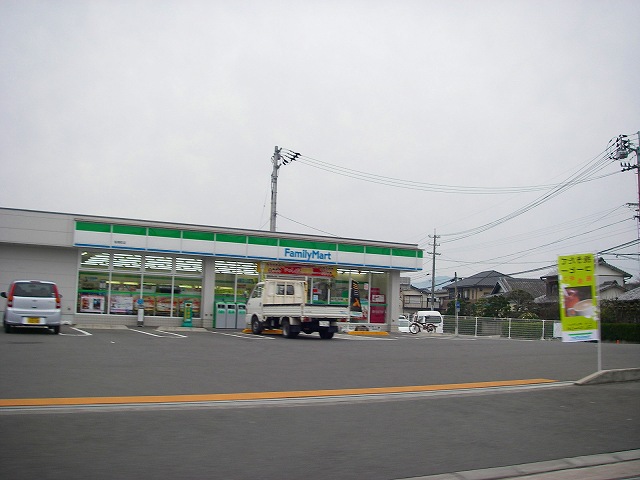 コンビニ　ファミリーマート（コンビニ）まで700m