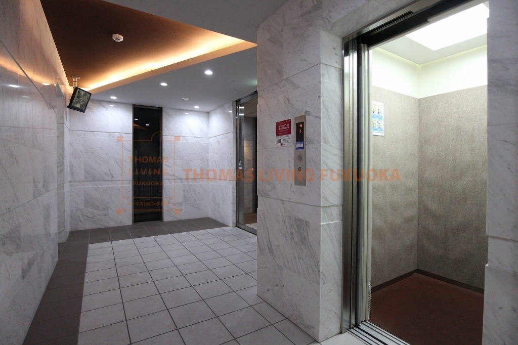 ロビー　エレベーターあり。