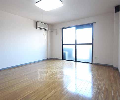 居室・リビング　１０帖の広々とした部屋です。