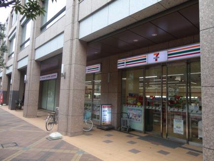 コンビニ　セブンイレブン港区三田1丁目店（コンビニ）まで50m