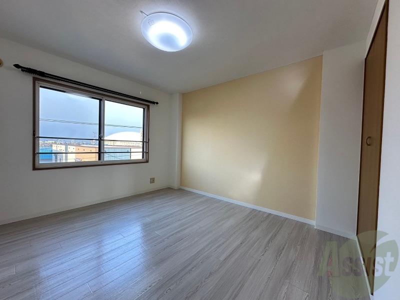 その他部屋・スペース　寝室はこちらです。光が差し込む、温かみのあるお部屋です。