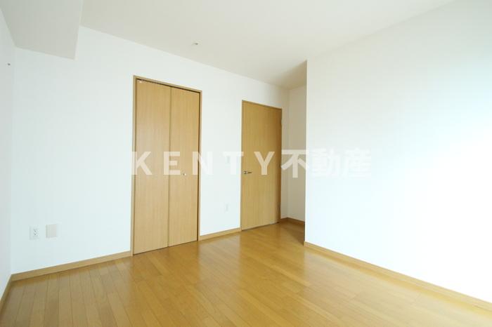 その他部屋・スペース　落ち着いた色調の寝室です