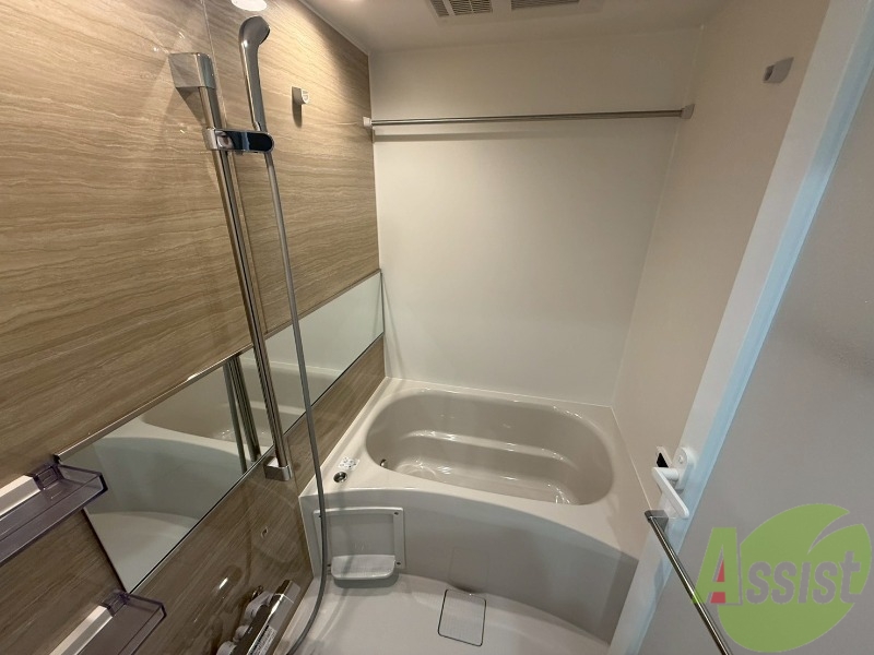 バス・シャワールーム　浴室は追い焚き給湯と浴室乾燥機付きです。嬉しいですね。