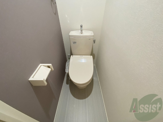 トイレ　トイレはこちら。便利な温水洗浄がついています。
