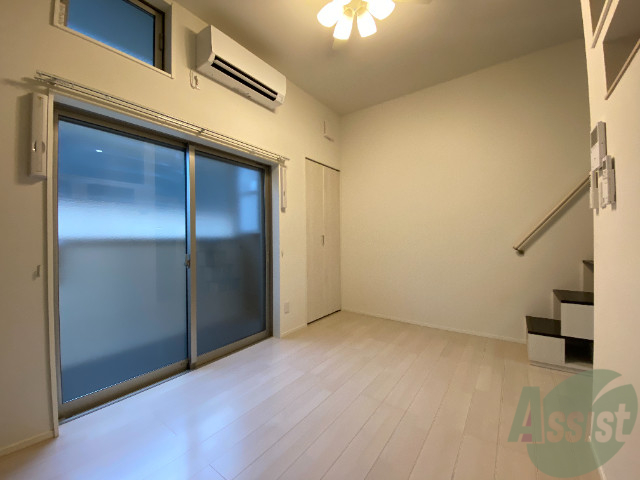 居室・リビング　６帖のお部屋です。白が基調でとても明るい印象です。