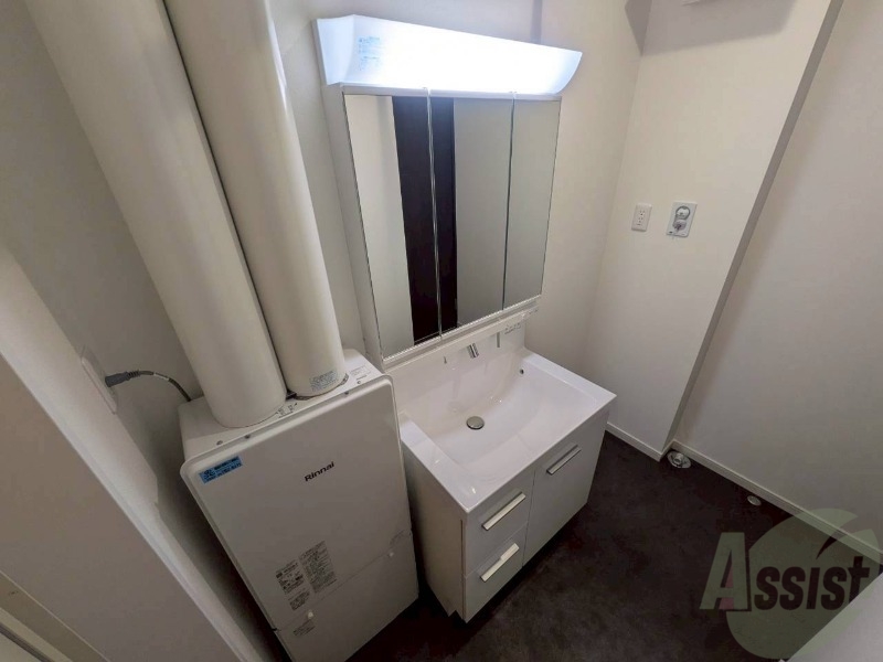 洗面設備　独立洗面台です。大きくてよいですね。シャンプーもできます！