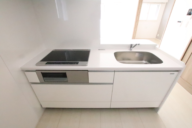 キッチン　※他号室参考写真★コンロ：２口ＩＨ・１口ラジエントヒーター