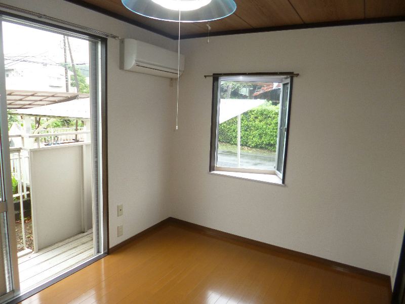 居室・リビング　妻窓付で明るいお部屋です。