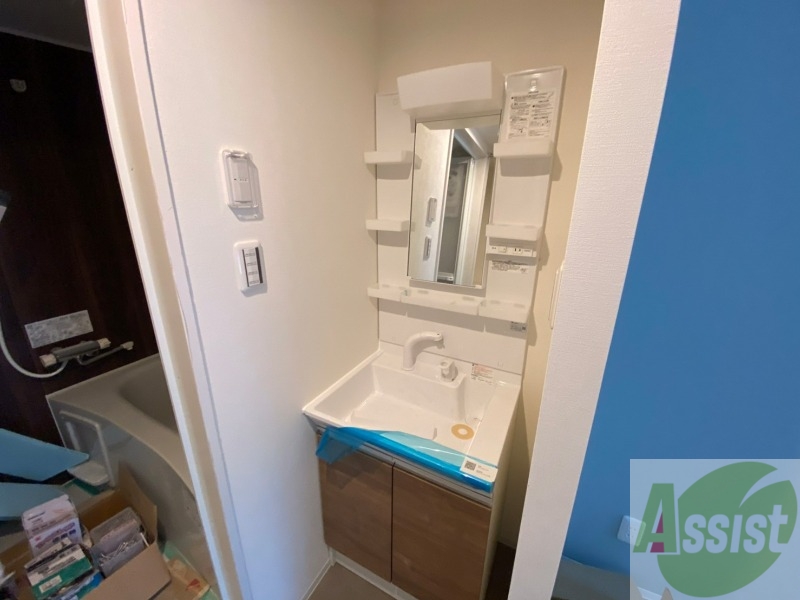 洗面設備　独立洗面台です。大きくてよいですね。シャンプーもできます。