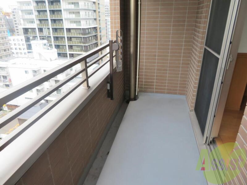 バルコニー　こちらも広めのバルコニーになっております。沢山干せそうですね