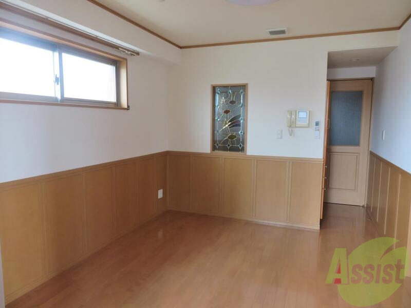 居室・リビング　かなり広めのリビングになっております。日差しも入ってきます。