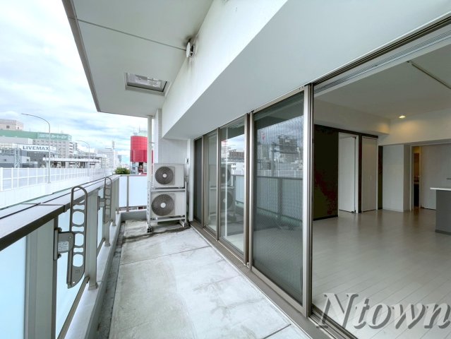 バルコニー　暖かな日差しのふりそそぐバルコニー