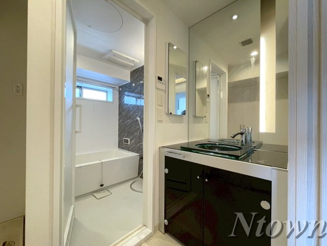 洗面設備　明るい洗面所です