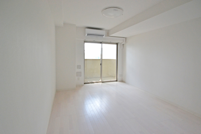 居室・リビング　フラットな壁で家具の配置を自由に♪