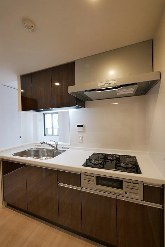 キッチン　3口コンロ・グリル付きのカウンターキッチンです☆