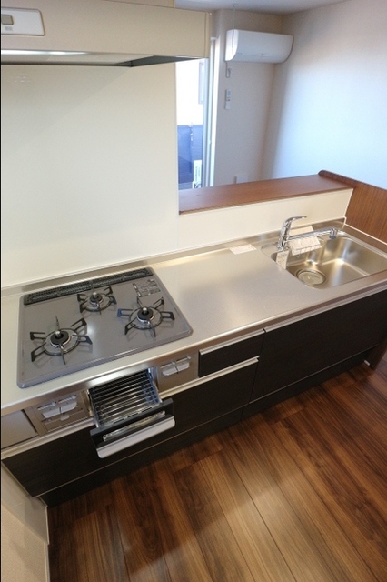 キッチン　ガスコンロ３口　グリルも付いてます