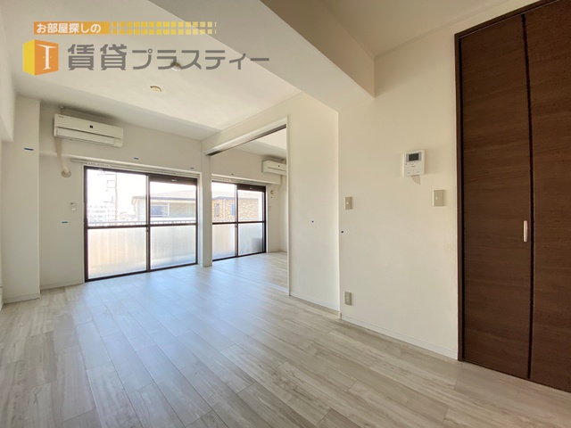 居室・リビング　日が差込む明るいリビングです。