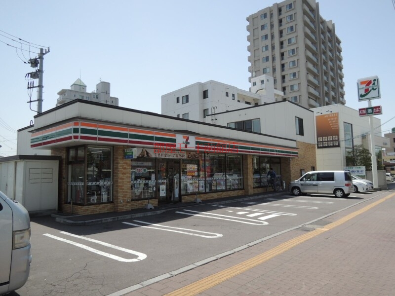 コンビニ　セブンイレブン函館宮前町店（コンビニ）まで557m