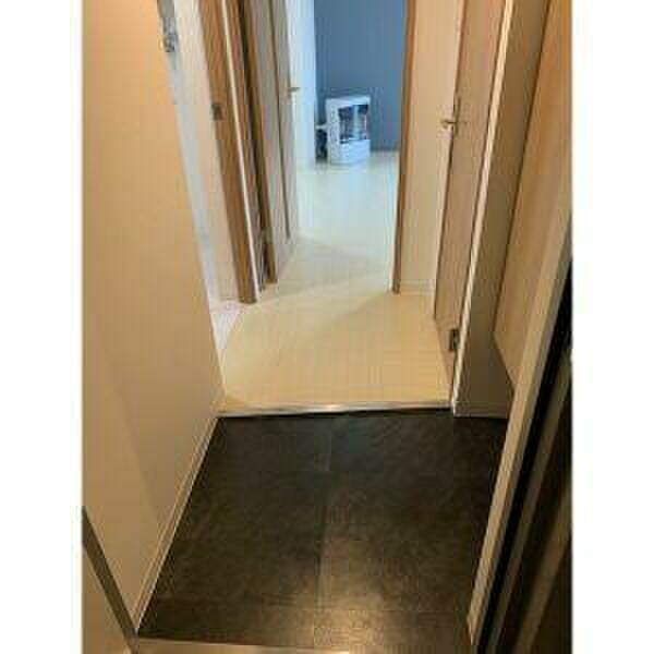 玄関　5階同号室内観です