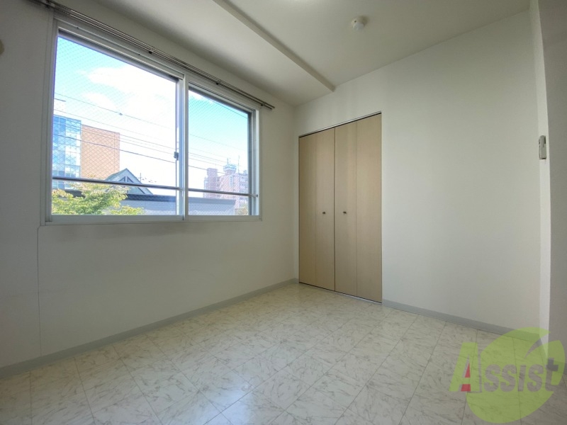 その他部屋・スペース　戸を閉めるとリビングと区切られた寝室にすることができますよ。