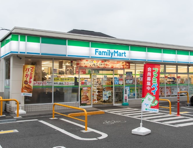 コンビニ　ファミリーマート 版画美術館入口店（コンビニ）まで348m