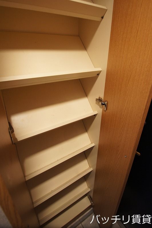 玄関　別号室写真の為、現況を優先いたします。