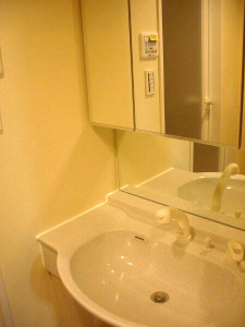 洗面設備　独立洗面台、朝の身支度には欠かせません