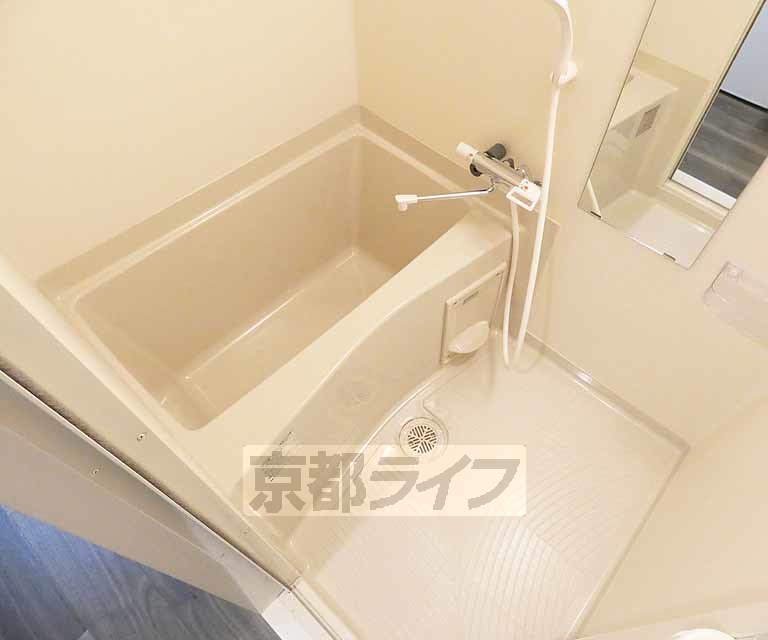 バス・シャワールーム　清潔感のあるバスルームです。