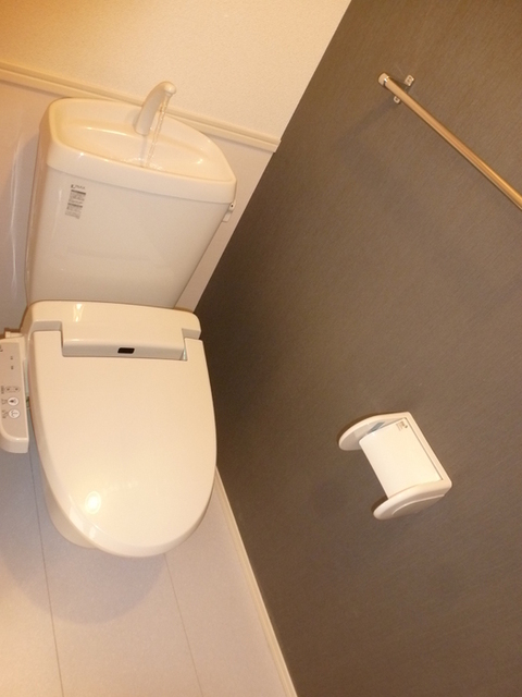 トイレ　温水洗浄便座です。