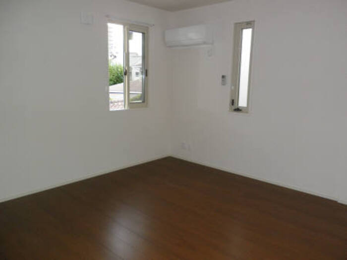 居室・リビング　落ち着いた色合いの床です♪