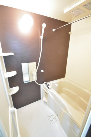 バス・シャワールーム　浴室乾燥付きなので梅雨時や洗濯物が多くても安心です。