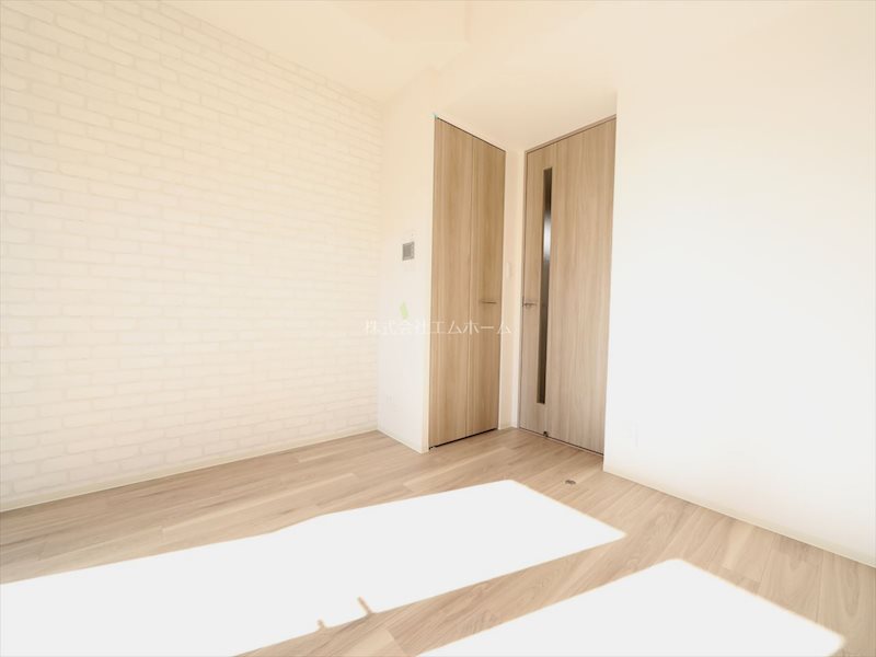 その他　洋室6.5帖　エアコン付　南向きバルコニーに面しています