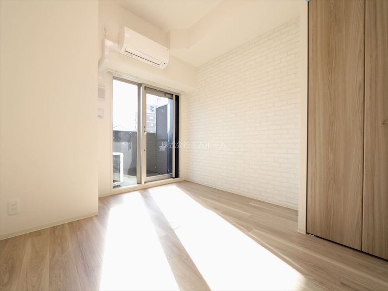 バルコニー　洋室6.5帖　エアコン付　南向きバルコニーに面しています